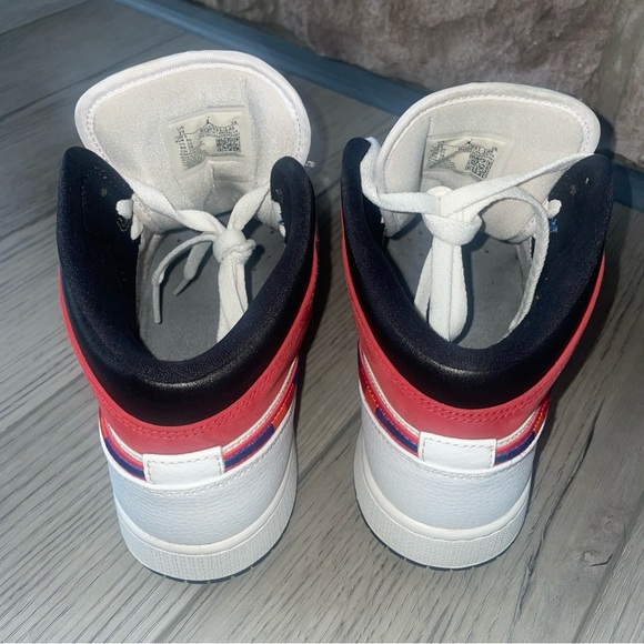 Air Jordan 1 Mid SE GS Multi-Color Swoosh Size 7Y (8.5 W) - Picture 4 of 6